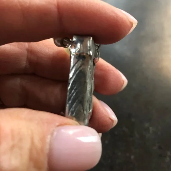 Picture frame pendant in etched silver with 3 little pearls across top - Picture 7 of 11